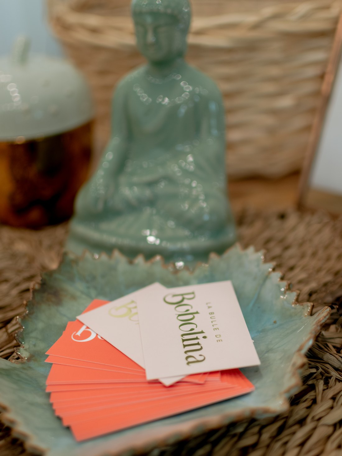 Cartes de visite La Bulle de Bobolina posées près d'une statuette de bouddha